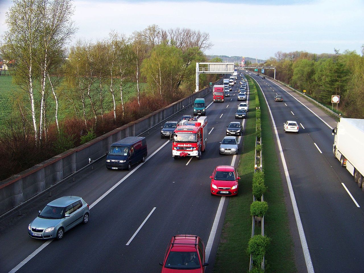 Cấp cứu bệnh nhân xuất huyết não gặp cảnh tắc đường và đây là cách ứng xử đầy tình người của các tài xế Trung Quốc